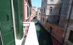 Sunny Canal A/C Wifi
